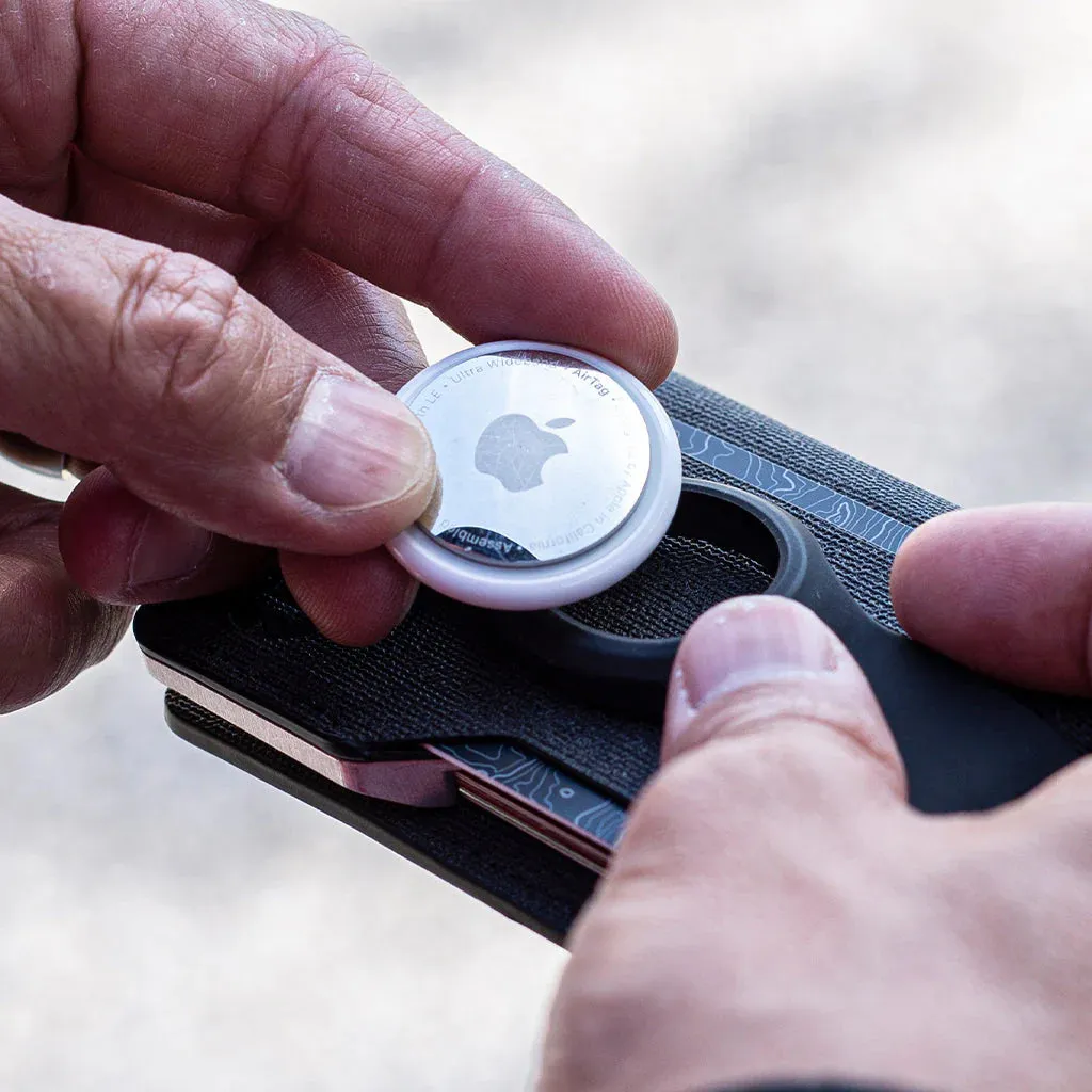 D03 Dapper™ AirTag Wallet