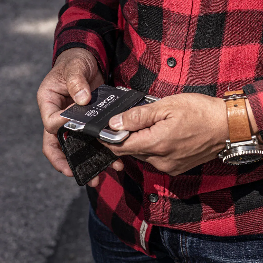 D03 Dapper™ AirTag Wallet