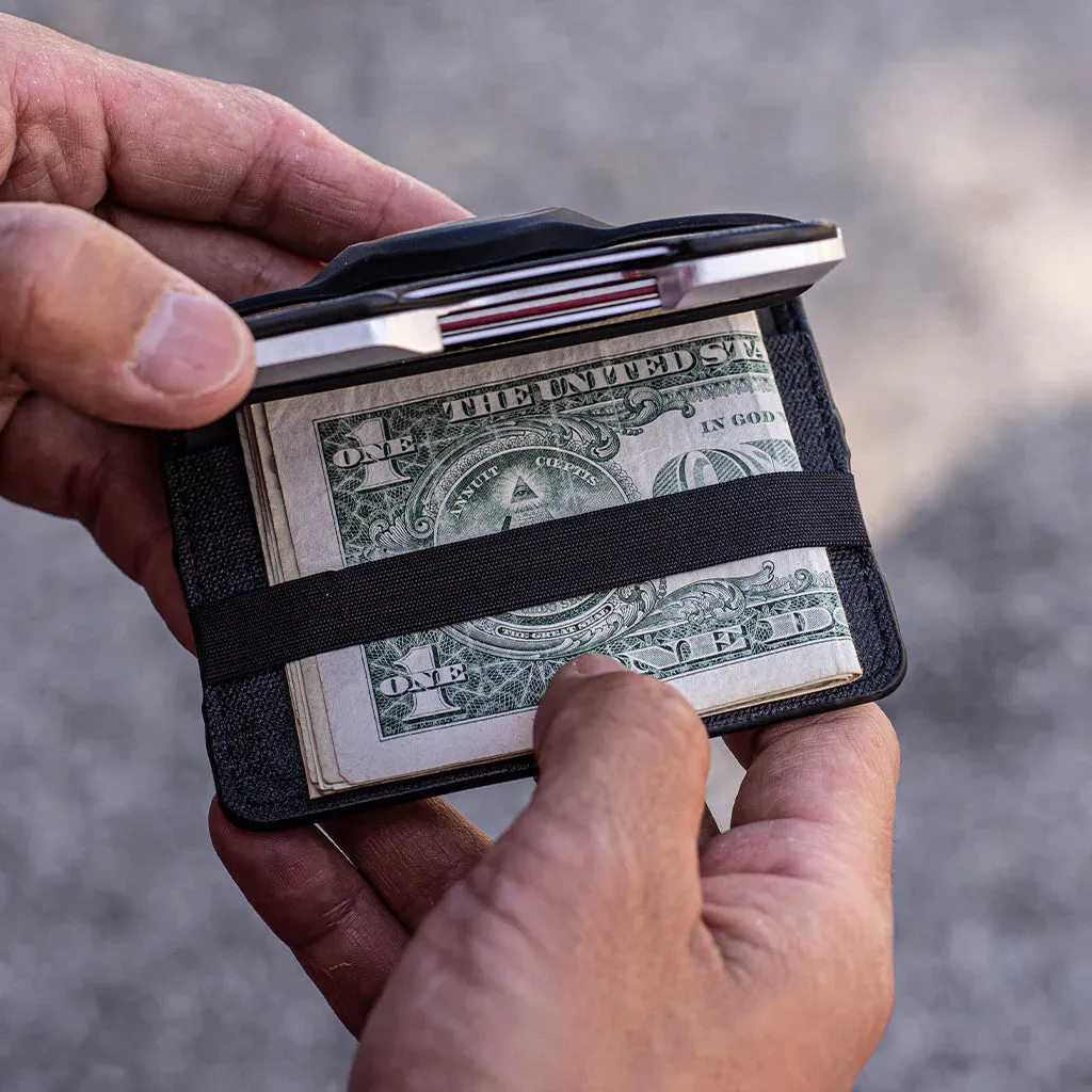 D03 Dapper™ AirTag Wallet
